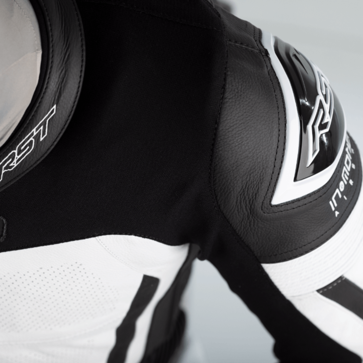 combinaison-rst-proseriesairbagcuir-zoomepaule-blanc-15072024