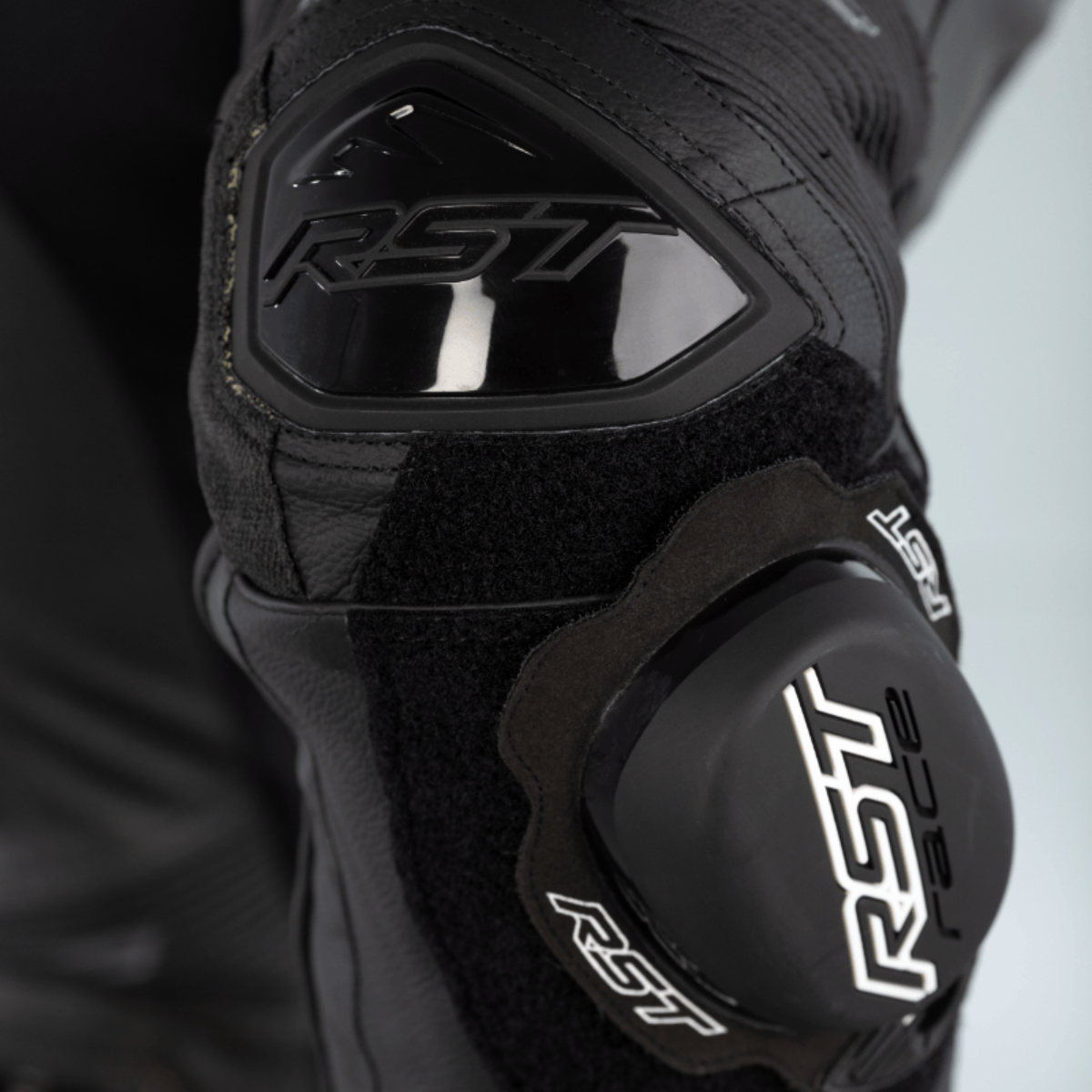 combinaison-rst-proseriesairbagcuir-zoomgenou-noir-15072024