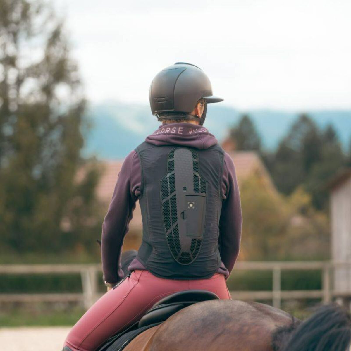 gilet-horsepilot-etwistair-lifestyle-dos-04102024-1