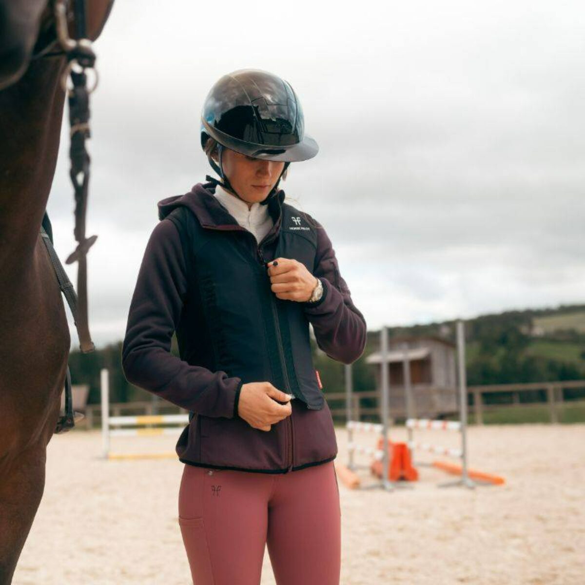 gilet-horsepilot-etwistair-lifestyle-face-04102024-1