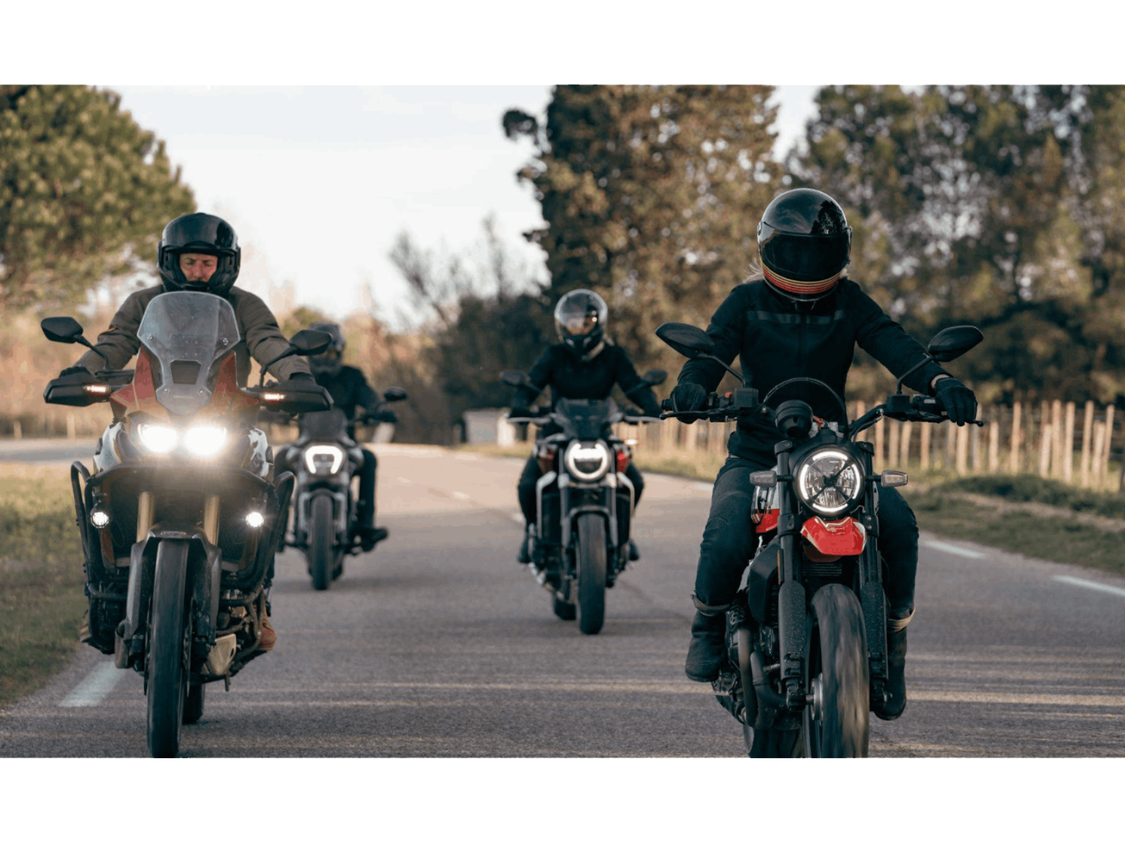 Cuatro motoristas equipados con chalecos airbag In&motion circulando por carretera