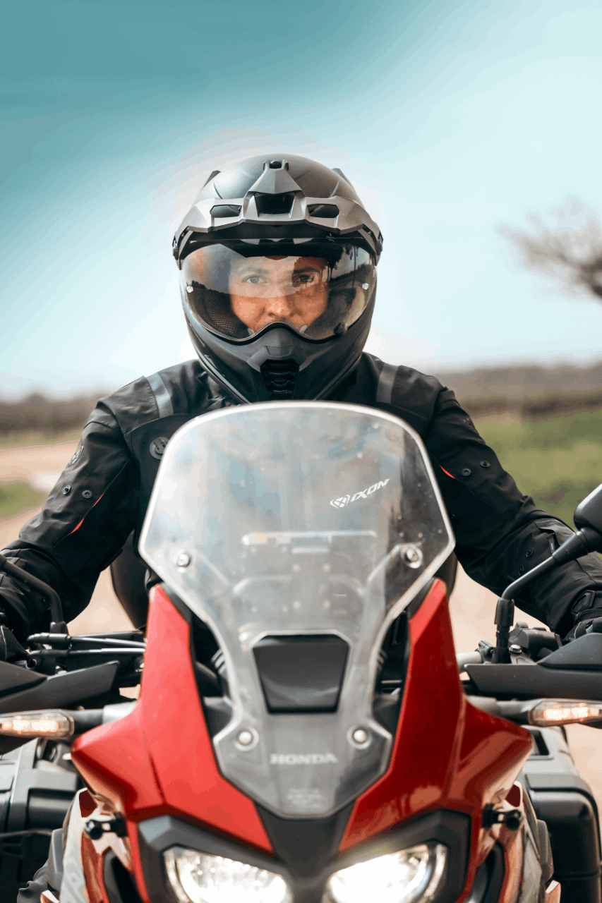 バイクに乗った男。オフロードを走っている。In&motionのエアバッグ付きウエストコートを着用している。