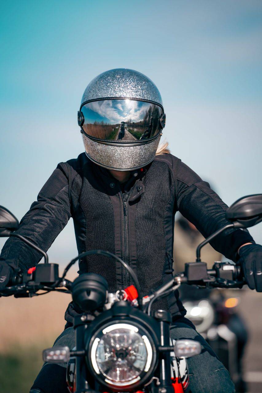 服の前の男。ロードバイクに乗っている。黒い服を着ている。In&motionのエアバッグ付きウエストコートを着用している。